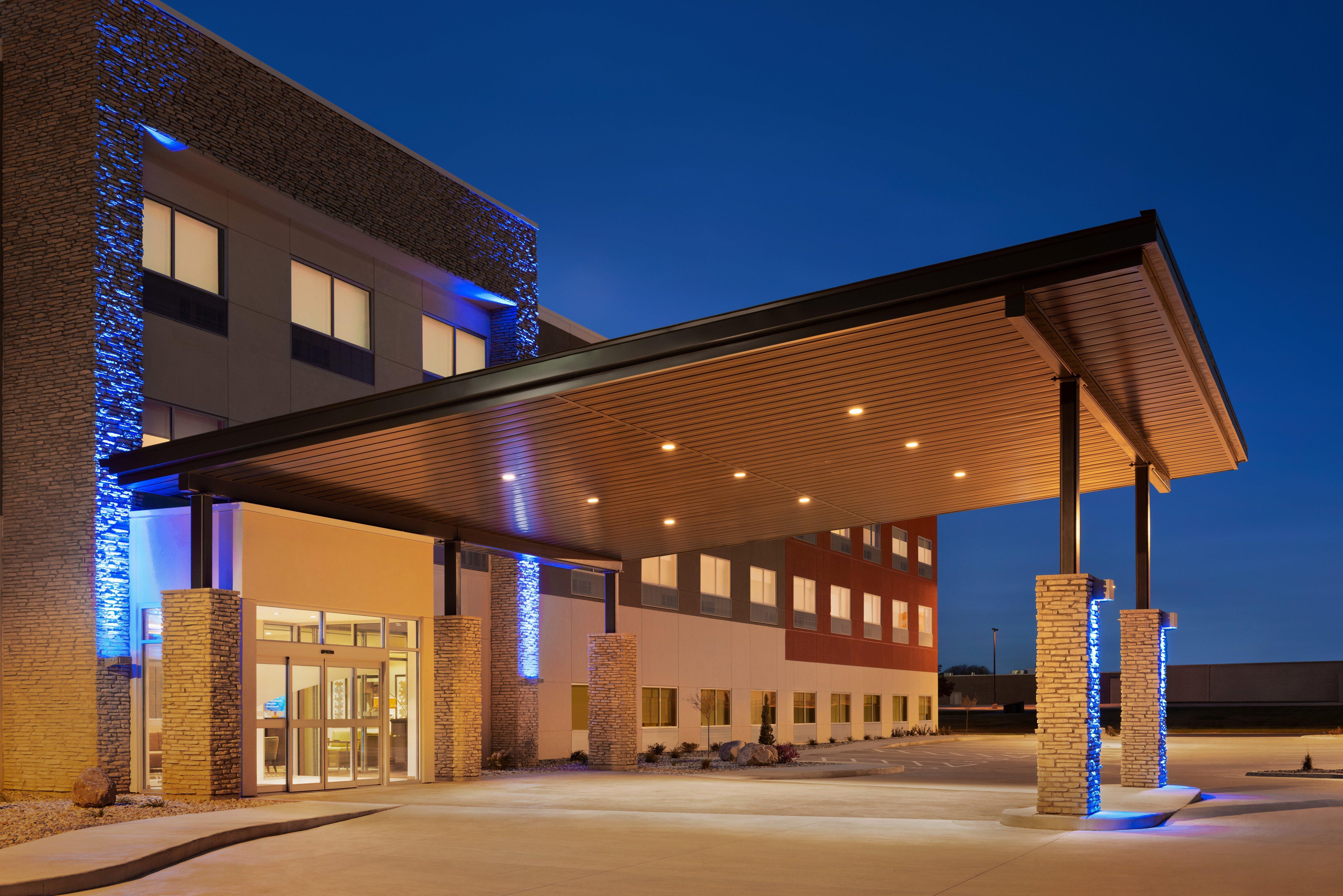 Holiday Inn Express & Suites - Beaver Dam By Ihg Exterior photo